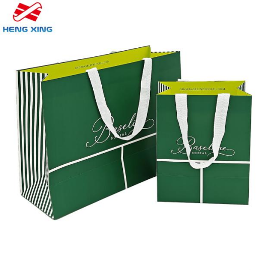 ylellinen paperinen lahjakassi