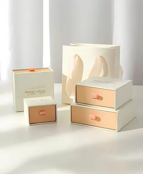 paperilaatikko laatikoilla