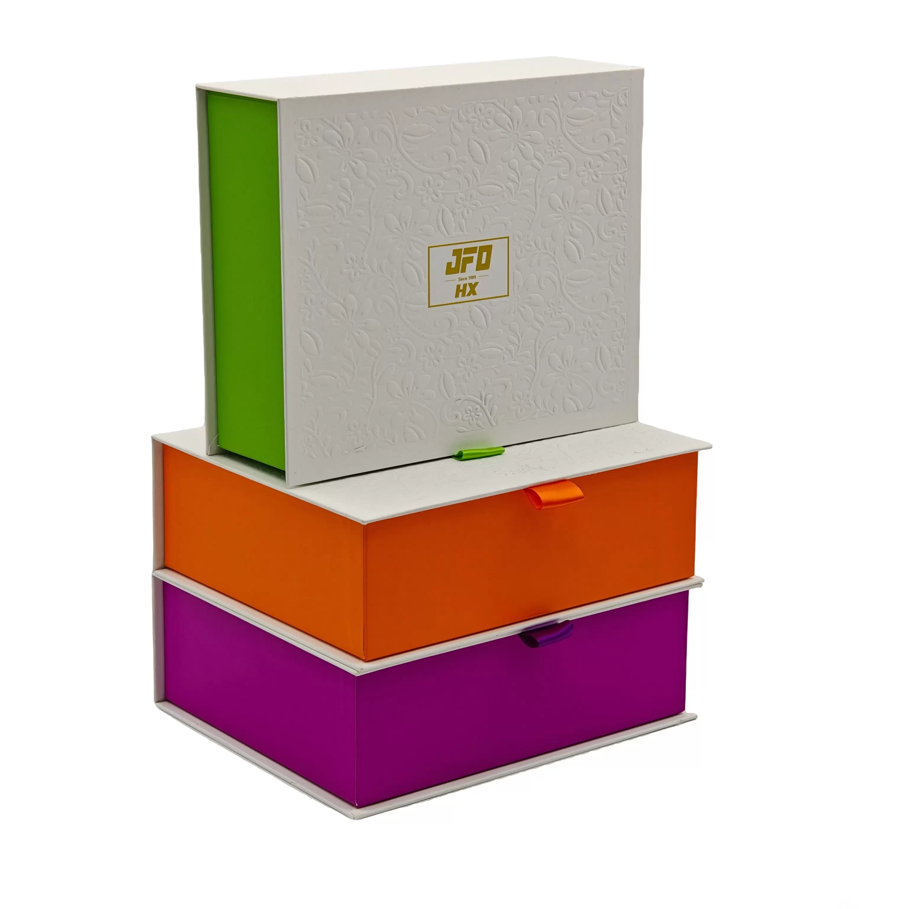 Pahvista valmistettu kirjan muotoinen laatikko