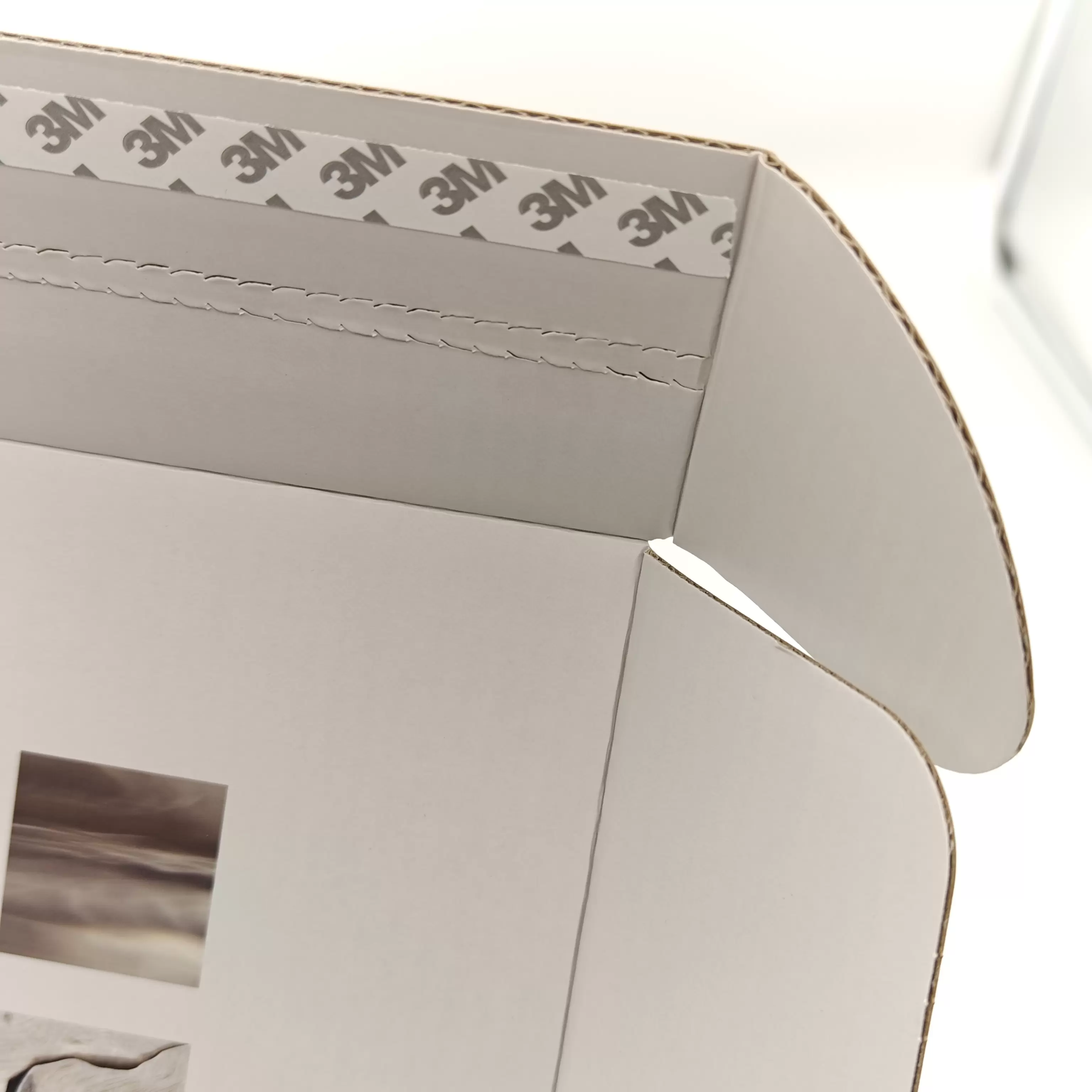 Aaltopahvista valmistettu postituslaatikko Aaltopahvista valmistettu postituslaatikko